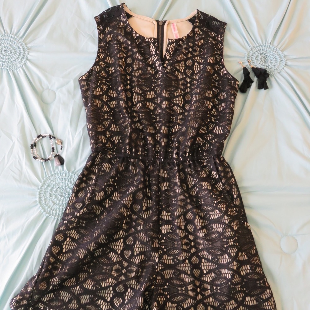 🖤Black and Cream Lace Romper🖤